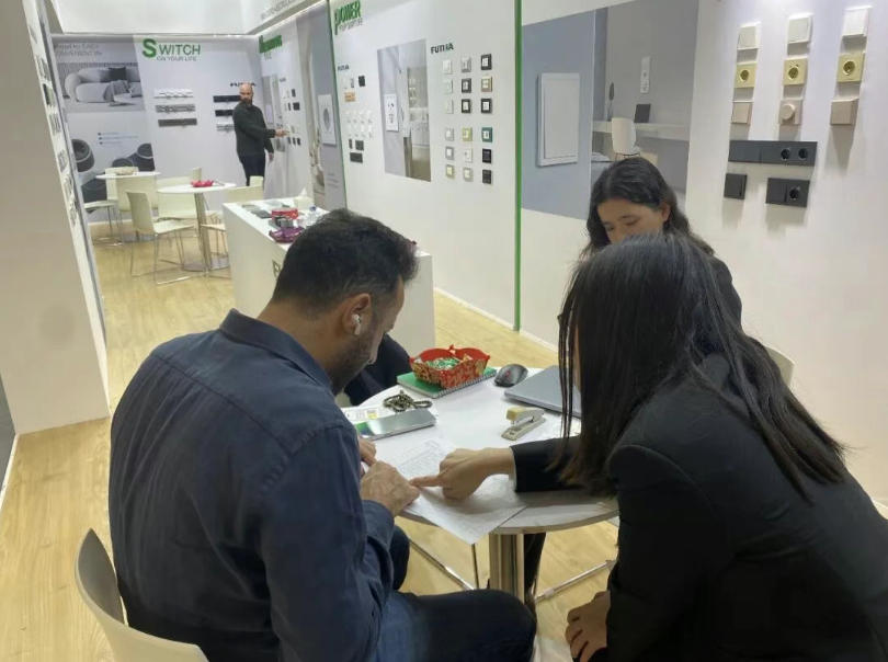 futina-team-client-meeting-lighting-exhibition.jpg